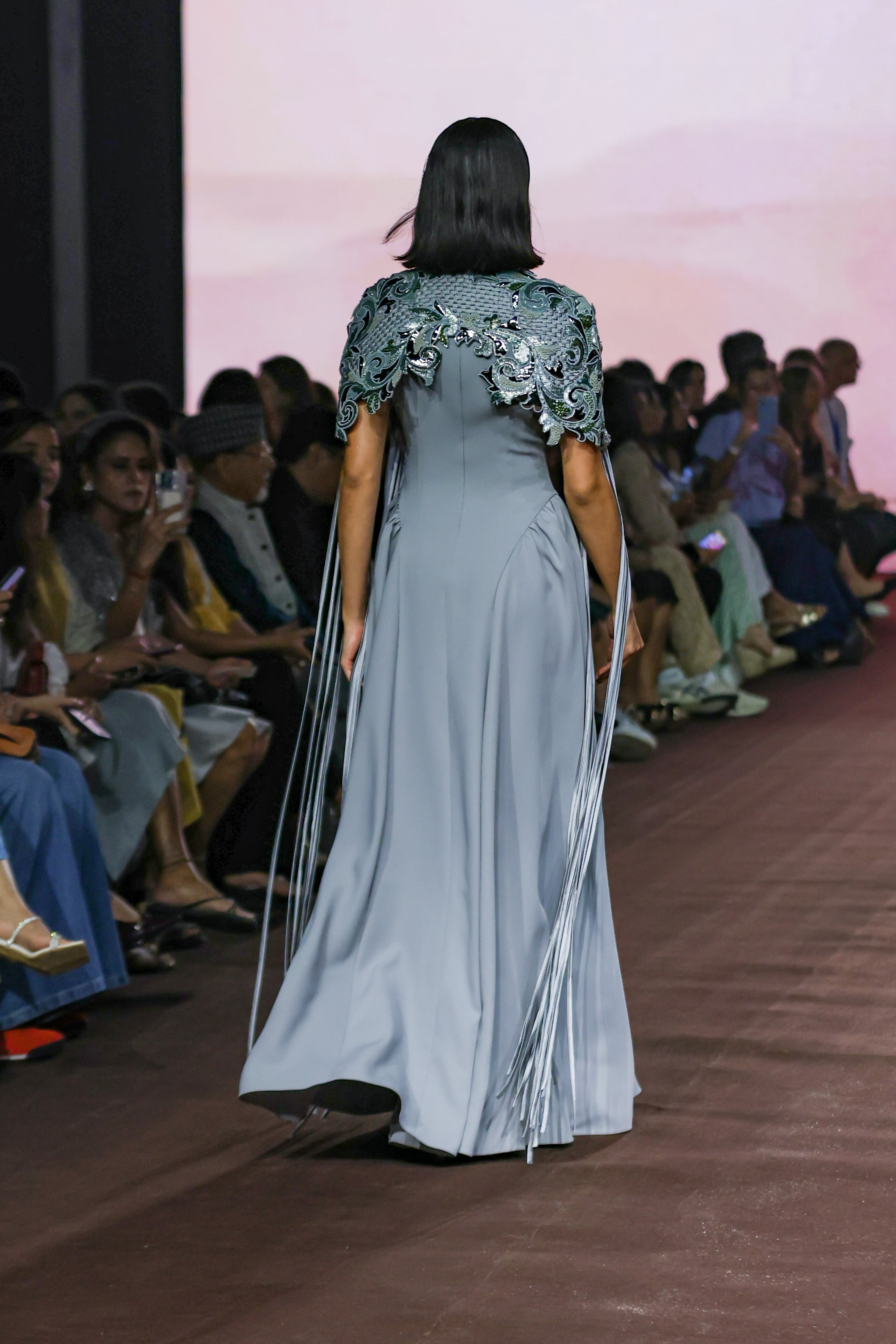 Araquis Moonlit Ash Cape Set