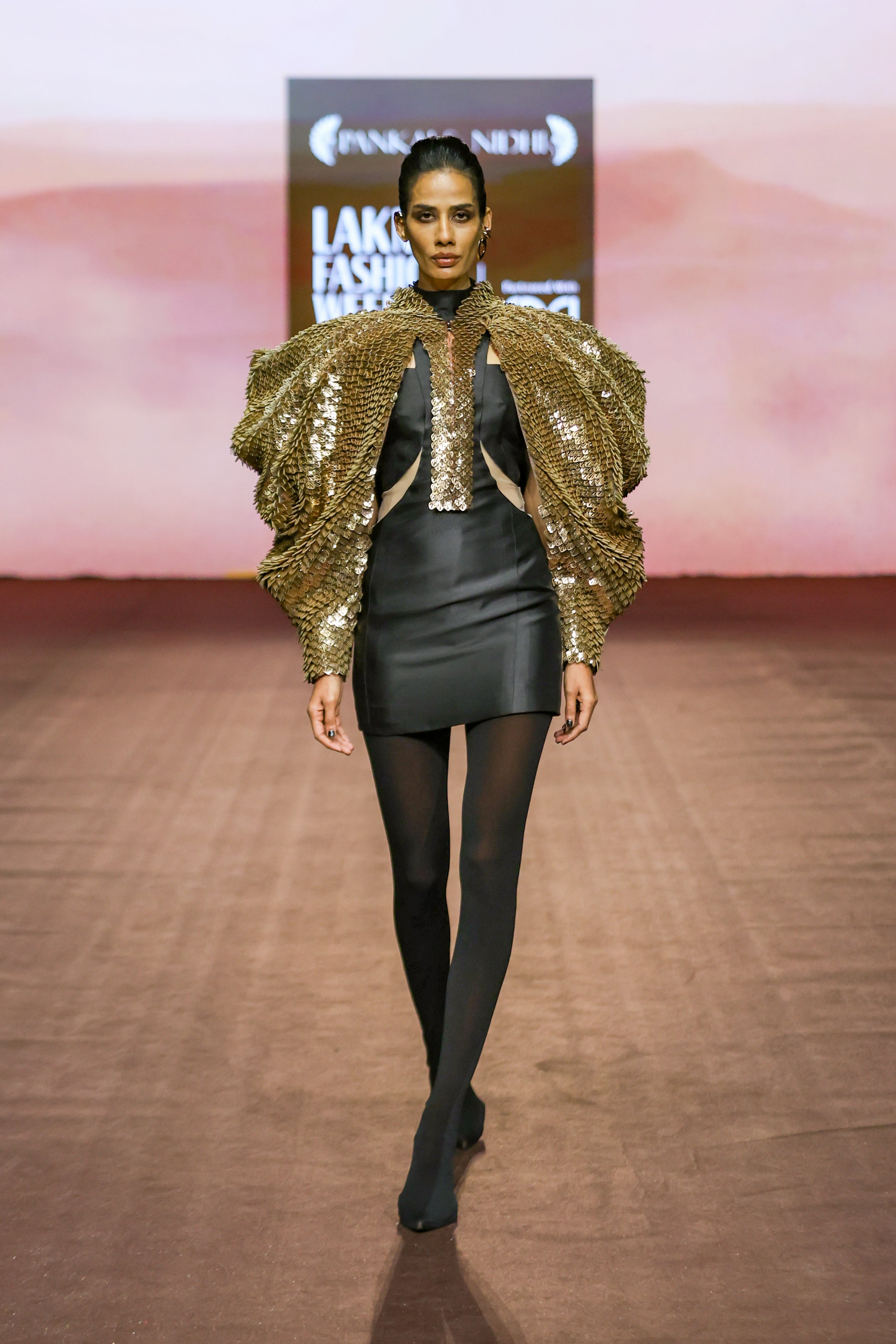 Araquis Solstice Gleam Cape Set