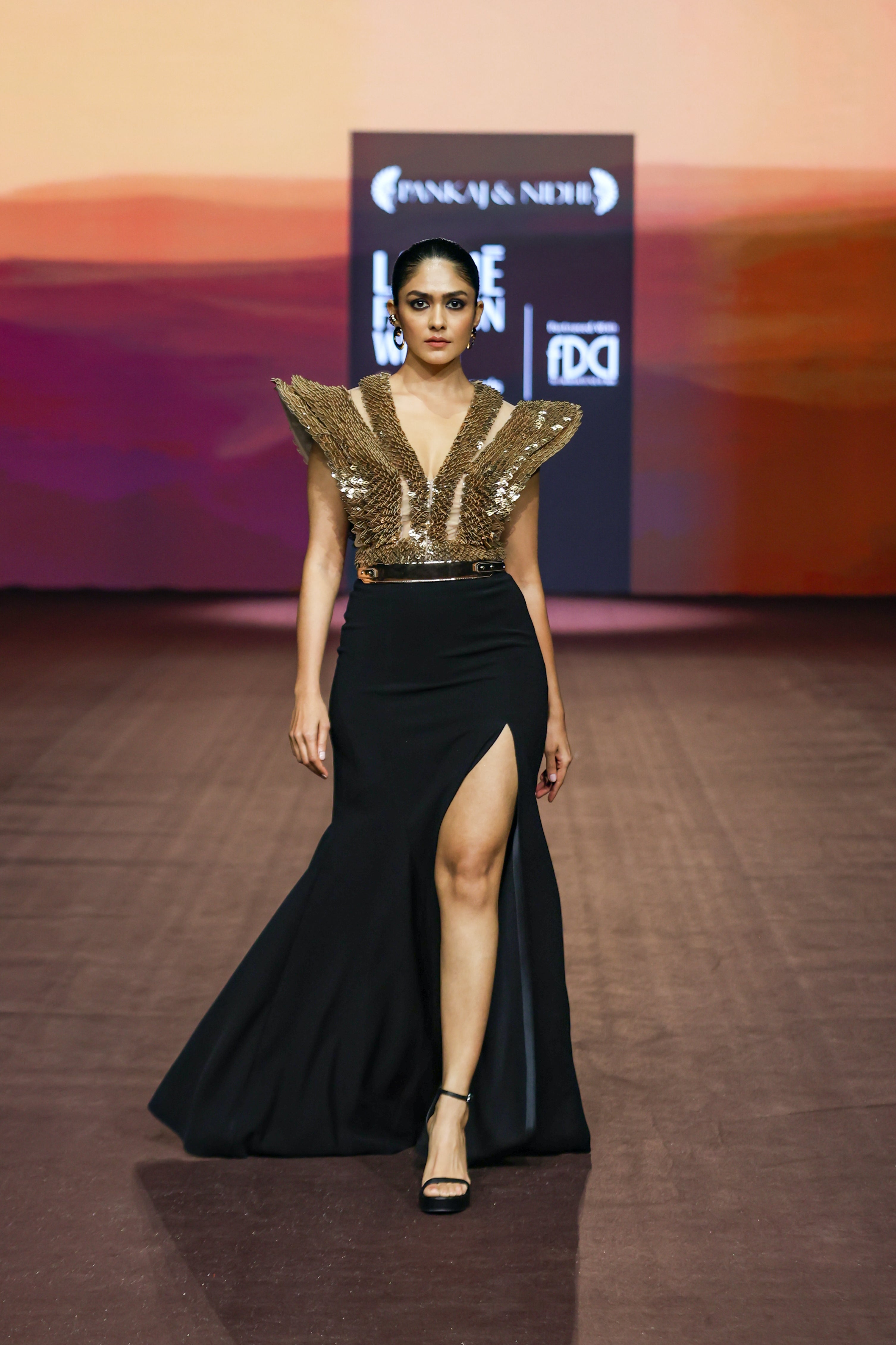 Araquis Golden Requiem Gilet And Slit Skirt