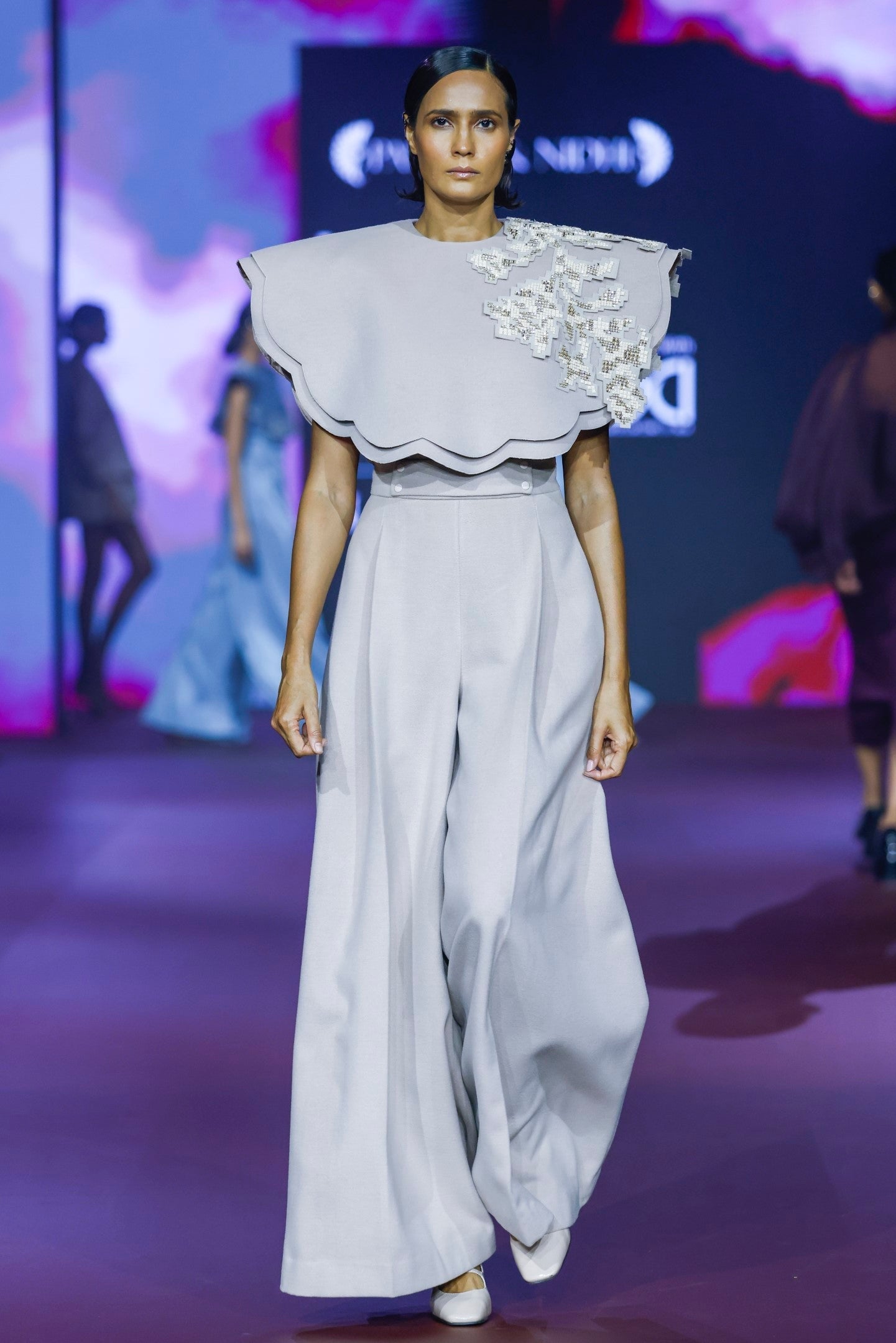 CARDINA SIGNATURE APPLIQUE SCALLOP CAPE
