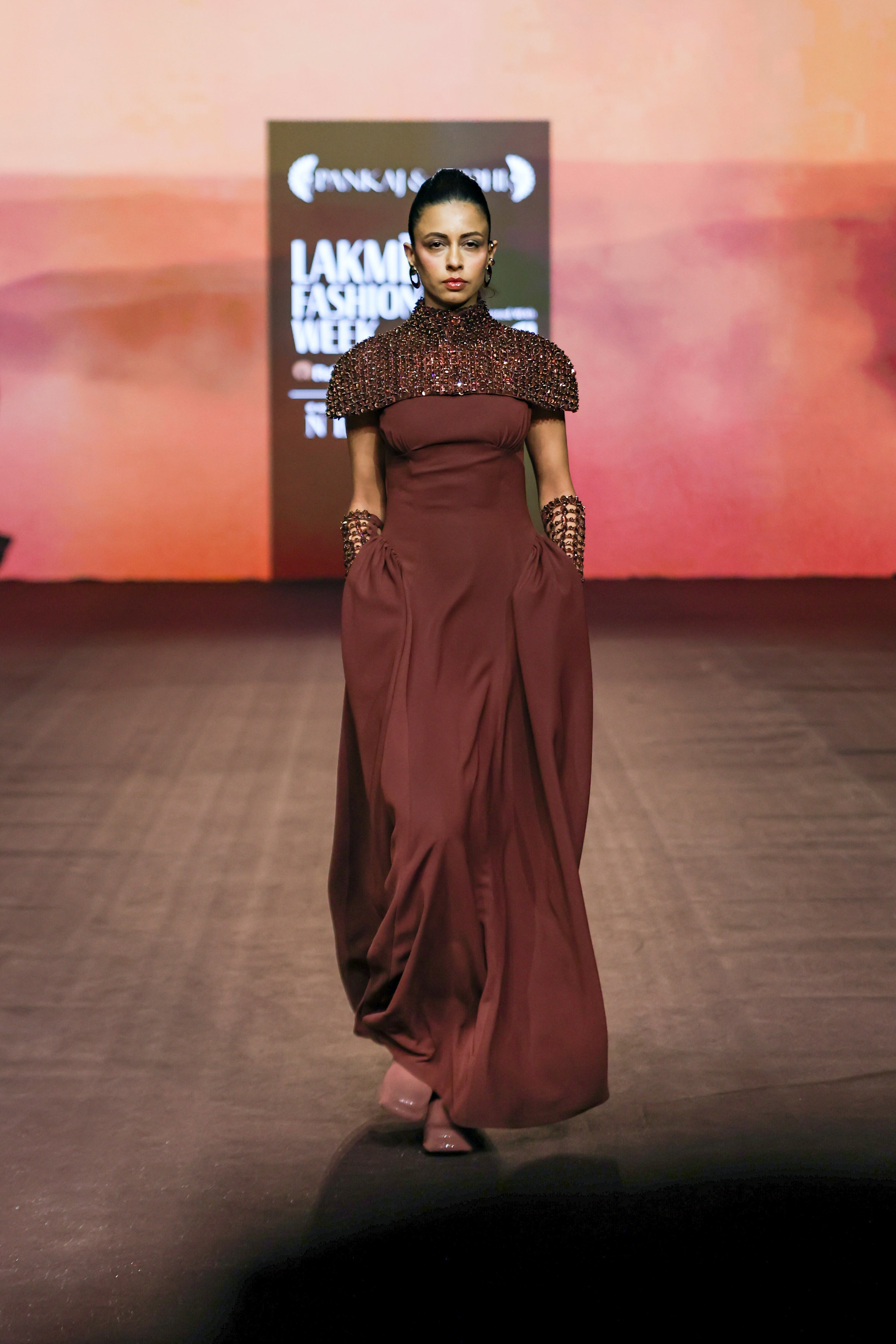 Araquis Desert Regent Gown Set