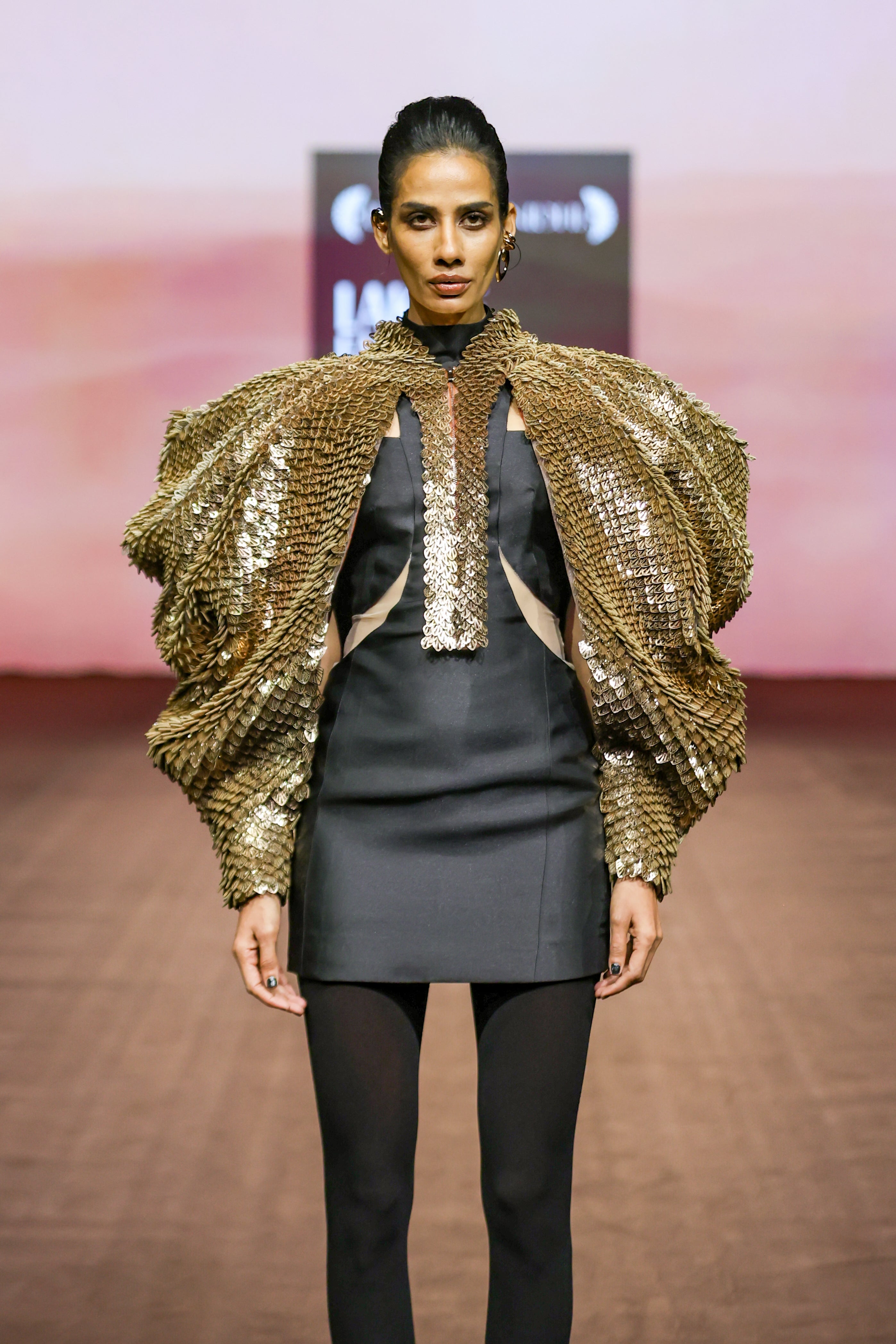Araquis Solstice Gleam Cape Set